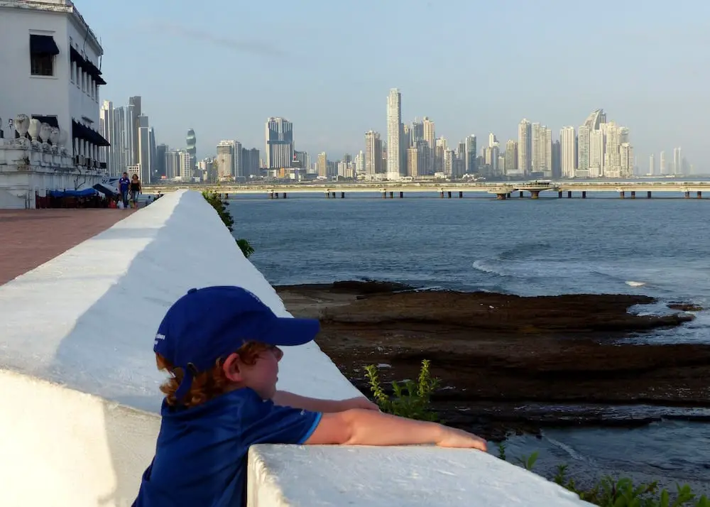 Kind vor der Skyline von Panama City