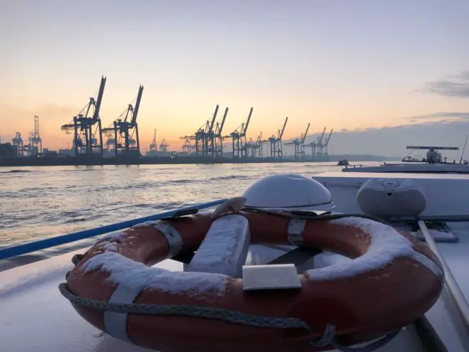 verschneiter Rettungsring auf einer Barkasse bei einer Lichterfahrt im Hamburger Hafen