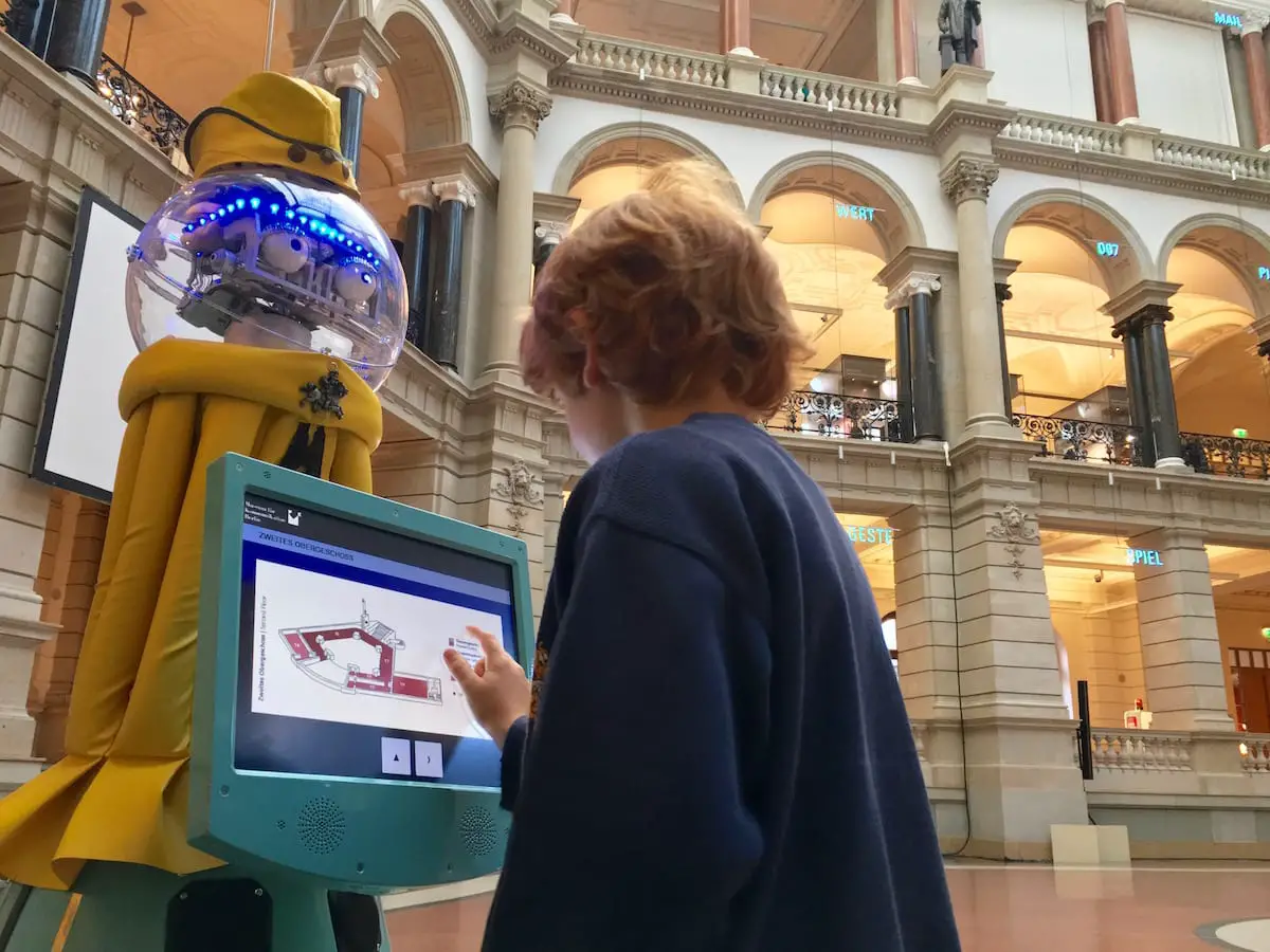 Kommunikationsmuseum Berlin mit Kind: Roboter grüßt Kind