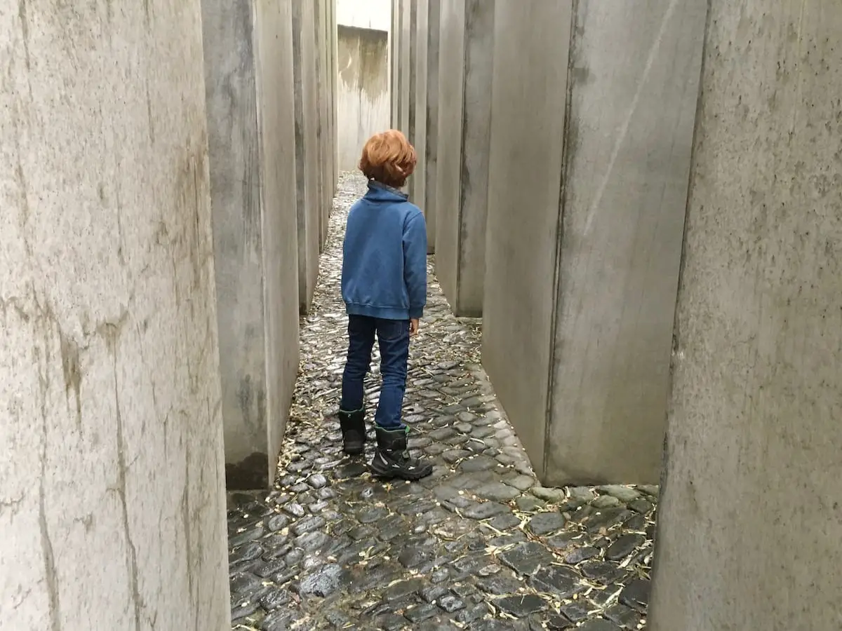 Ins Jüdische Museum Berlin mit Kind - Betonstelen
