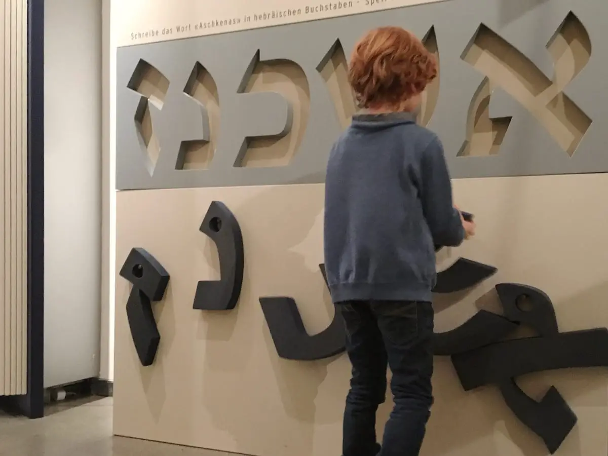 Buchstabenpuzzle - Jüdisches Museum Berlin mit Kindern