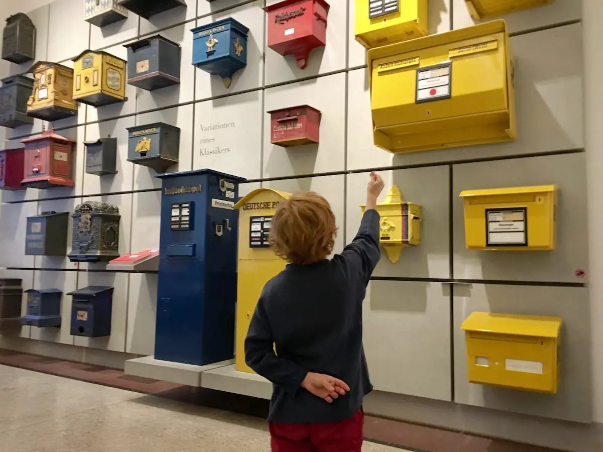 Kommunikationsmuseum Berlin mit Kind: Briefkastensammlung