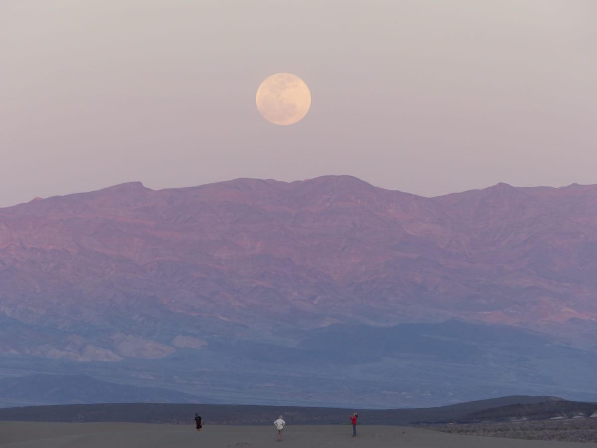 Mondaufgang im Death Valley