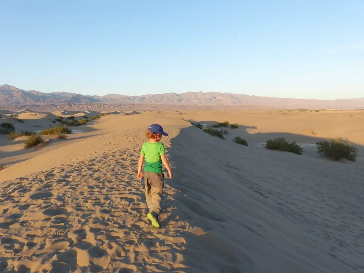 Kind im Death Valley am Abend auf USA-Fernreise