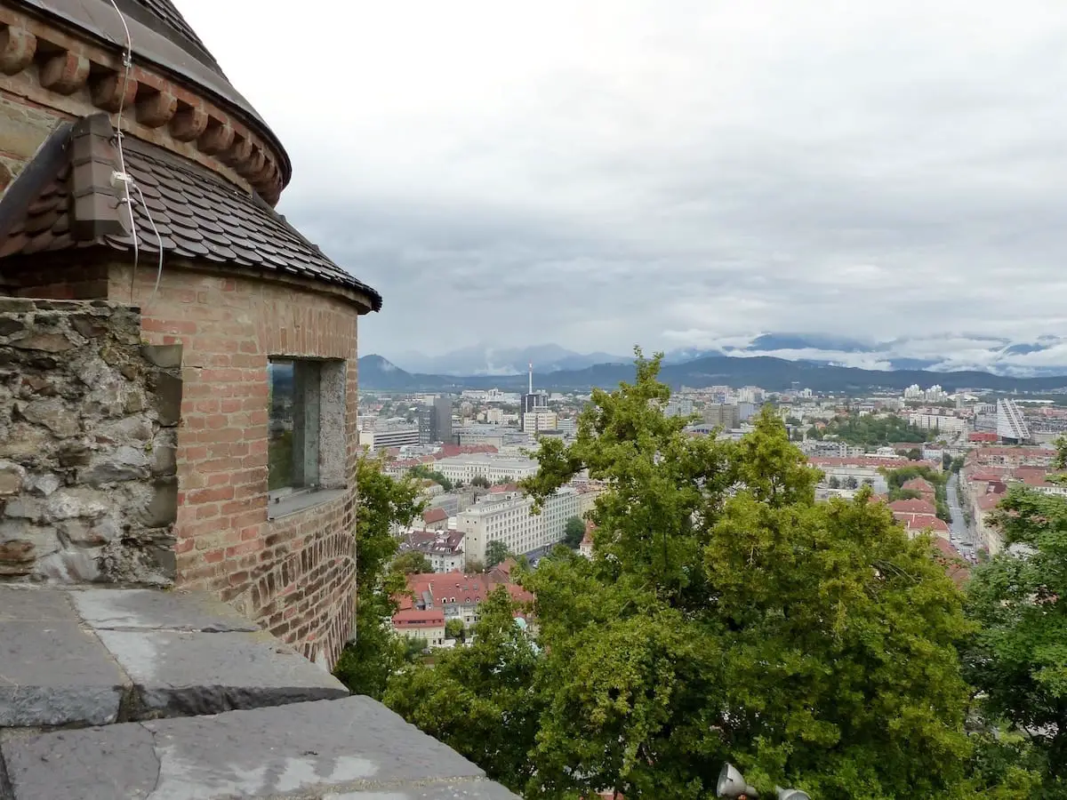 Städtereisen mit Kindern: Die Burg von Ljubljana geht auch bei Regen