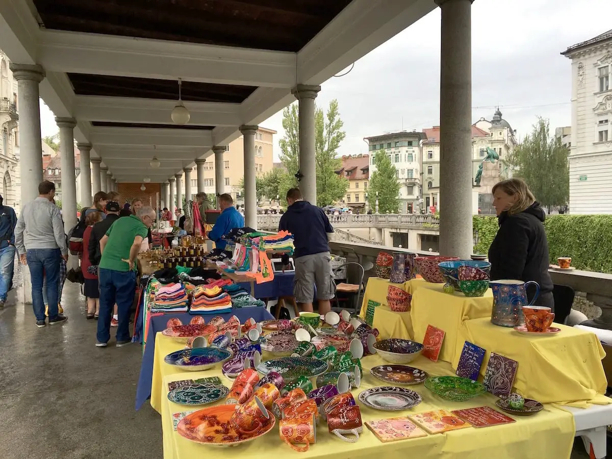 Ljubljana mit Kindern bei Regen - Touristenmarkt am Flussufer