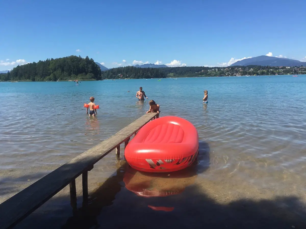 Badespaß im Faaker See beim Urlaub in Kärnten mit Kindern