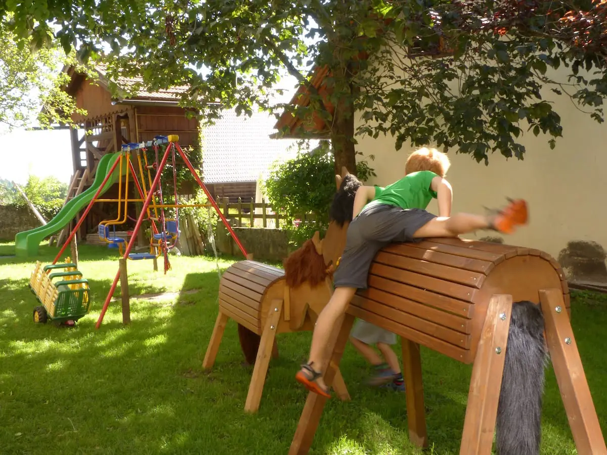 Bauernhof Mikl - Spielplatz im Garten beim Urlaub in Kärnten mit Kindern