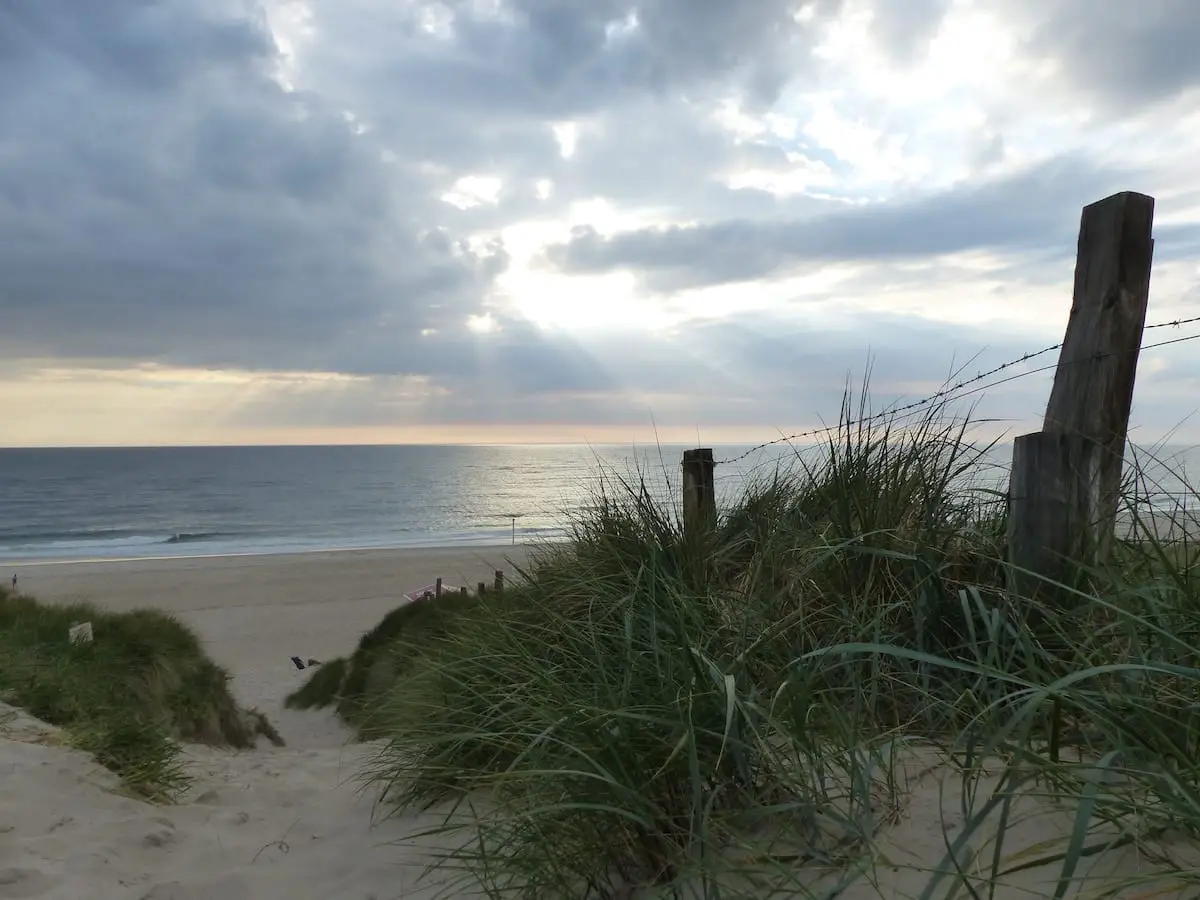 Familienurlaub auf Sylt - Sonnenuntergang am Nordseestrand an der Jugendherberge Westerland
