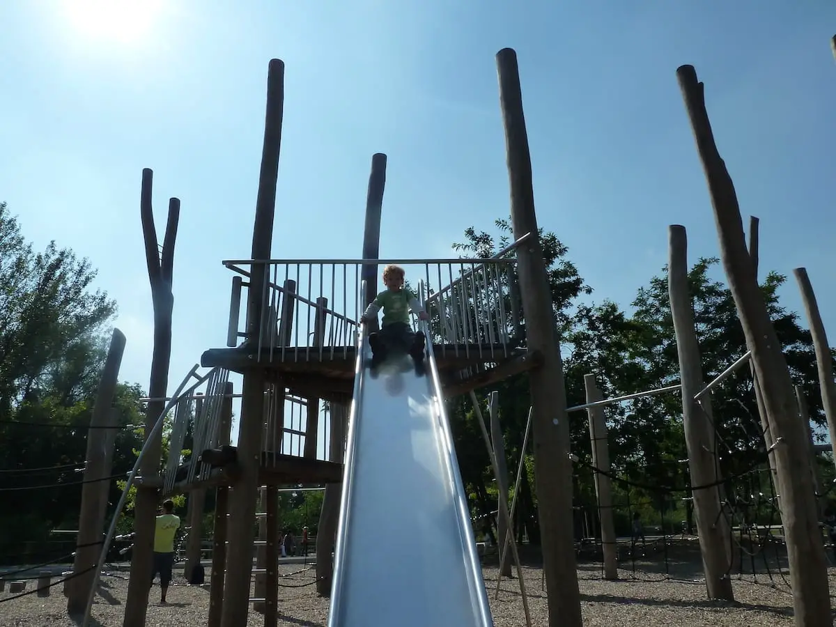 Städtereisen mit Kindern in Berliner Parks - Spielplatz im Gleisdreieck