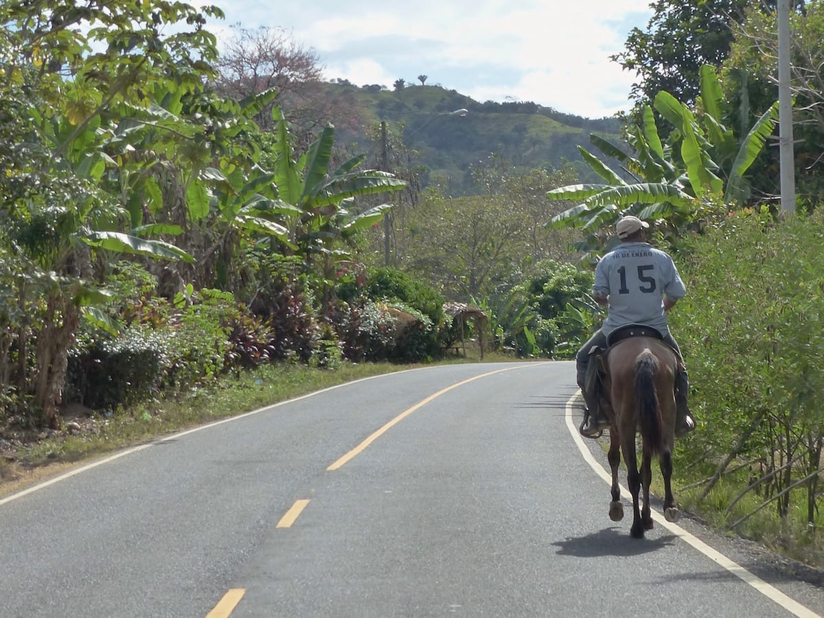 Panama Roadtrip Kinder - Reiter auf der Straße