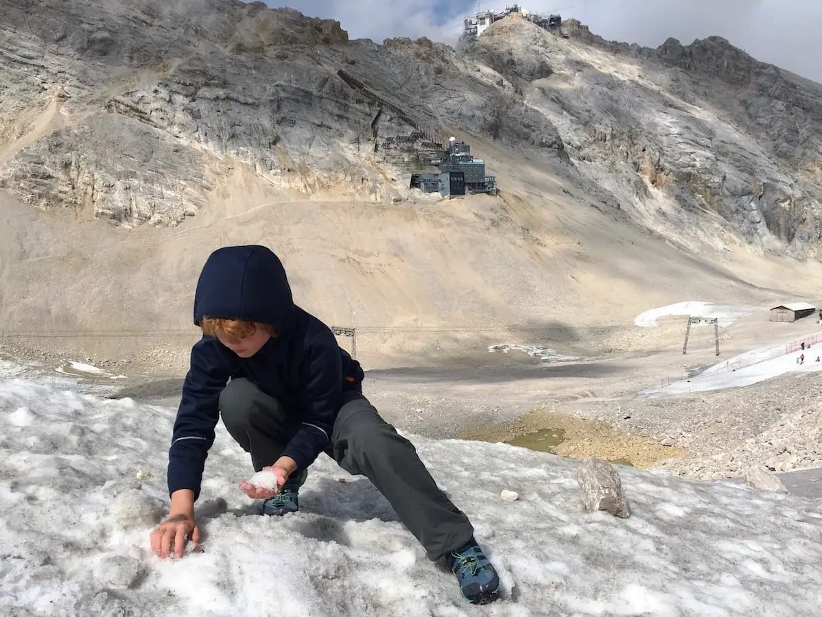 Sommerurlaub mit Kindern in den Alpen - Schneeballschlacht