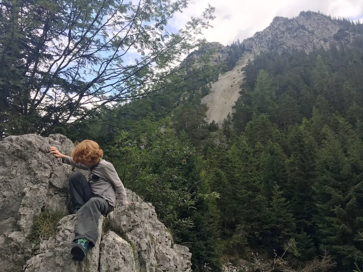 Sommerurlaub mit Kindern in den Alpen - Kletterfelsen am Wegrand