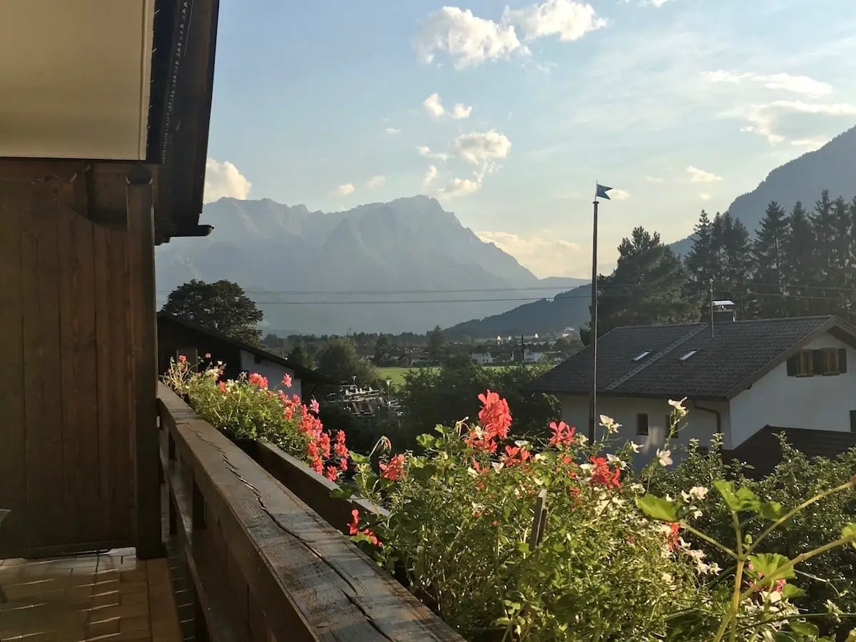 Sommerurlaub mit Kindern in den Alpen - Blick vom Balkon auf die Zugspitze