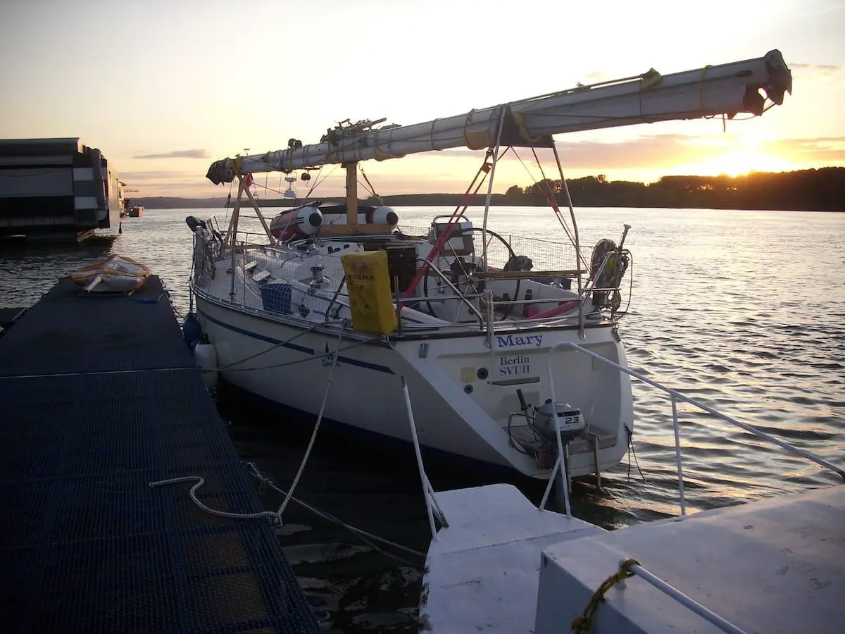 Segel-Weltreise: Yacht im Sonnenuntergang mit gelegtem Mast