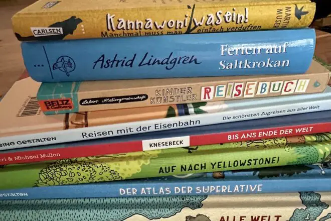 thematisch sortierter Stapel Kinderbücher Reise Urlaub Ferien