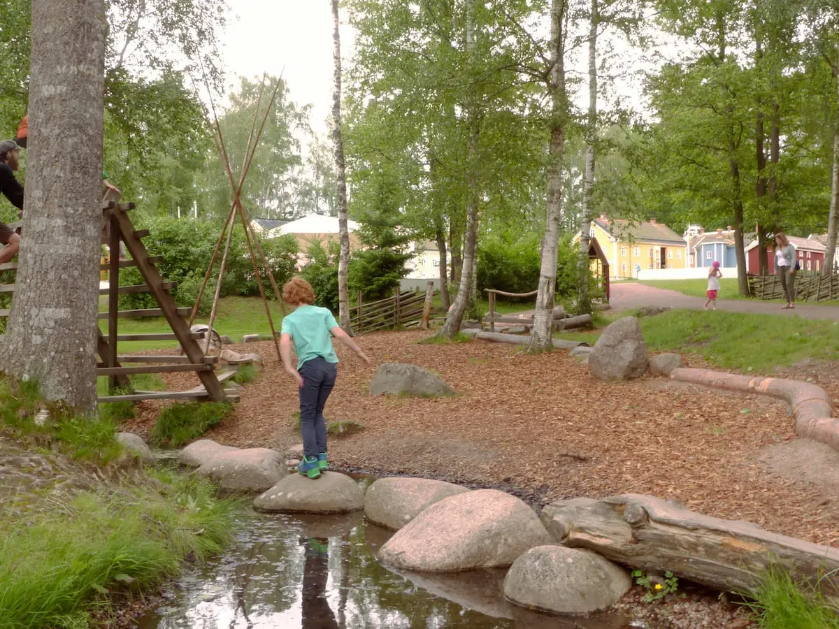 Freizeitpark Astrid Lindgrens Welt Schweden - Spielplatz nicht den Boden berühren