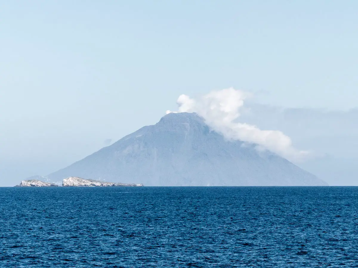 Stromboli vom Meer - Schiffsausflug von Sizilien mit Kind