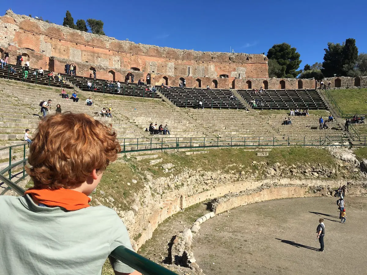 Taormina Amphitheater mit Kind auf Sizilien