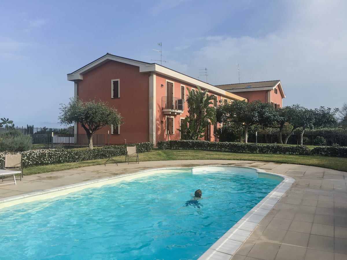 Pool der Unterkunft in Acireale auf Sizilien mit Kind