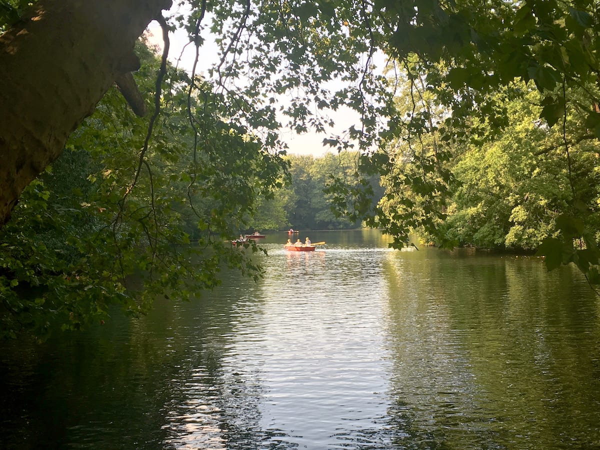 Bootfahren im Tiergarten im Sommer mit Kindern in Berlin bei Hitze