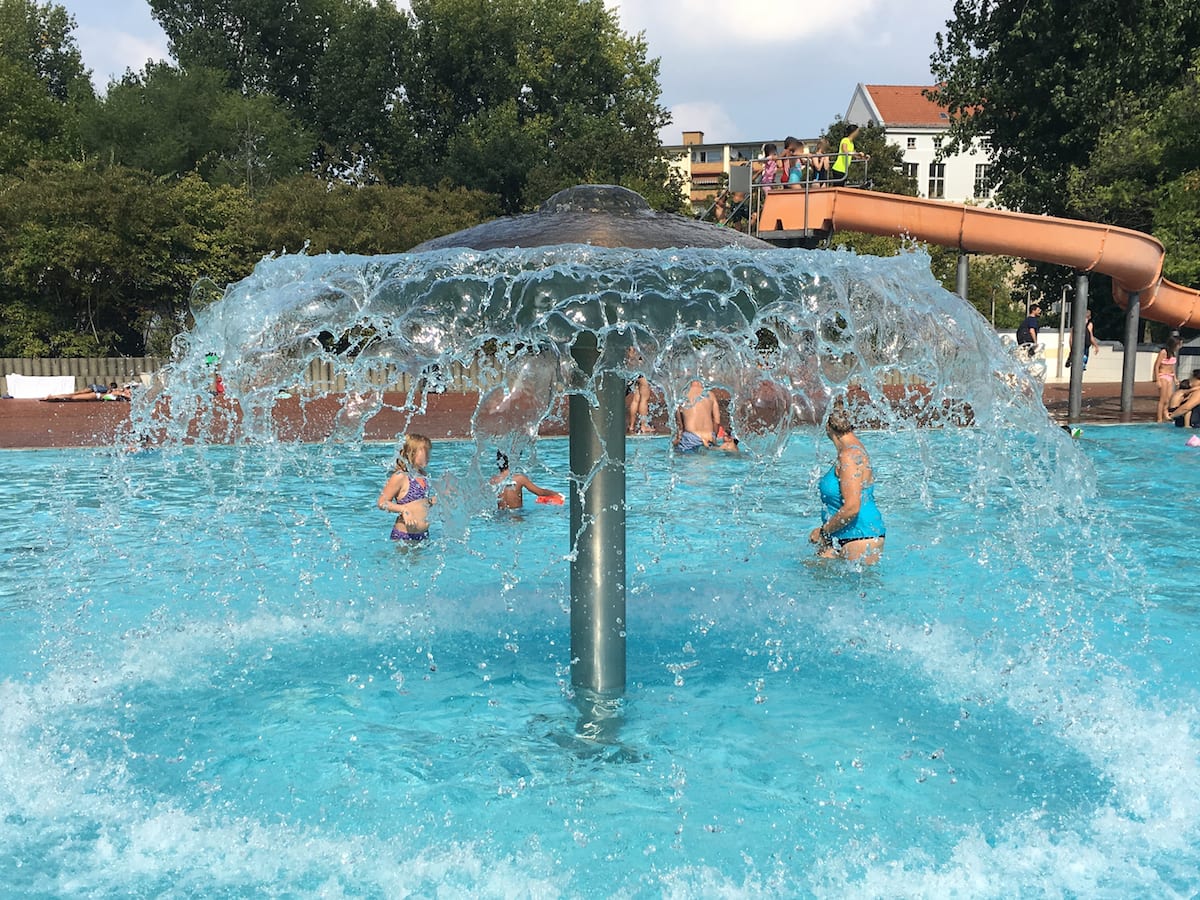 Prinzenbad im Sommer mit Kindern in Berlin bei Hitze