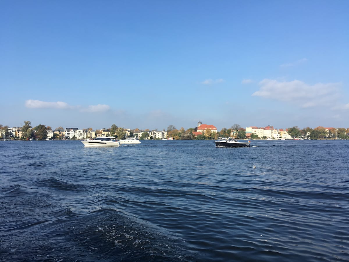 Ausflug in den Park Babelsberg in Potsdam mit Kindern - Schifffahrt auf dem Tiefer See