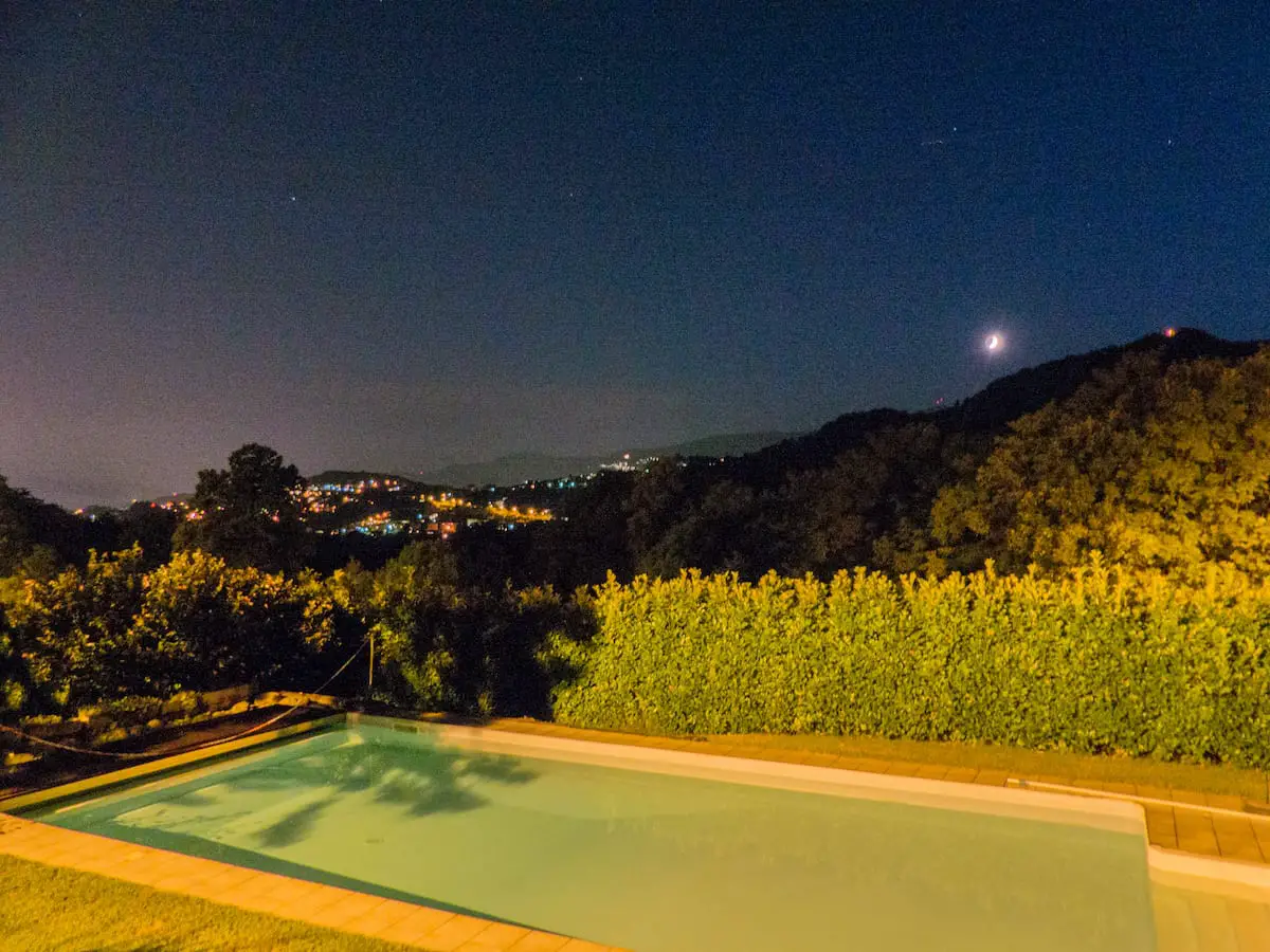 Nacht über dem Pool im BnB Lugano Schweiz günstig übernachten
