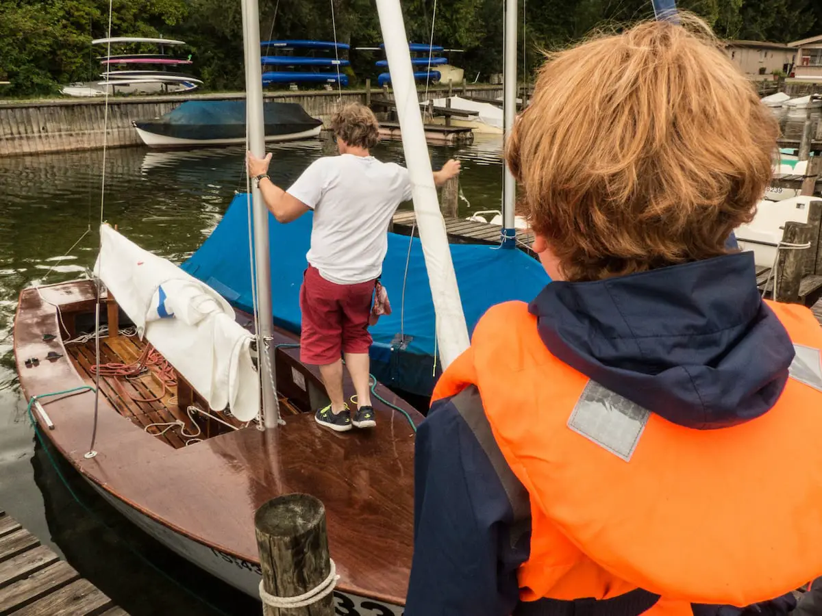 An Bord gehen beim Segelkurs mit Kind in Prien am Chiemsee