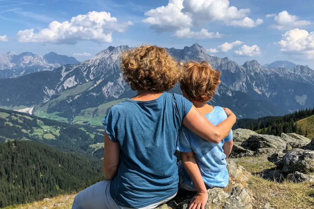 Sicherheit auf Reisen mit Kindern: Mutter und Sohn Arm in Arm