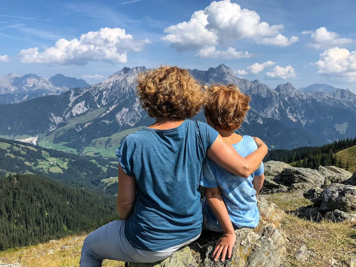 Sicherheit auf Reisen mit Kindern: Mutter und Sohn Arm in Arm
