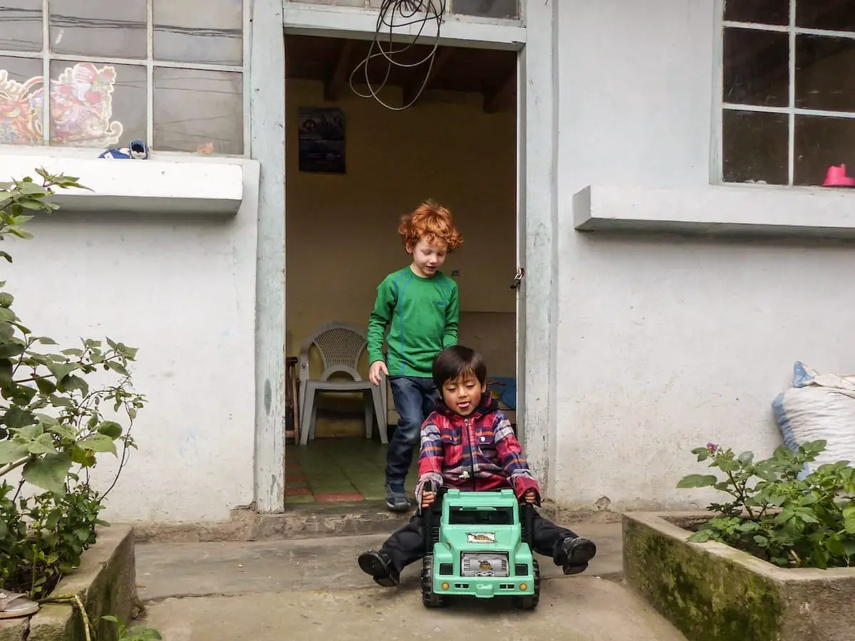 Abenteuer Kinder Patenschaft - Spielende Kinder in Ecuador