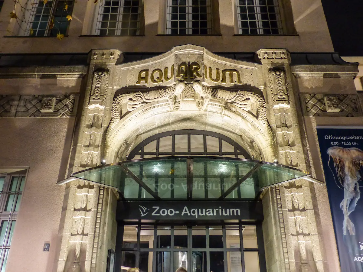 Mit Kindern im Aquarium Berlin bei Nacht - Eingangsportal