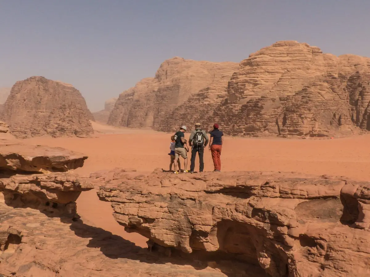 Jordanien mit Kindern - Wadi Rum Jeeptour Sightseeing mit Freunden