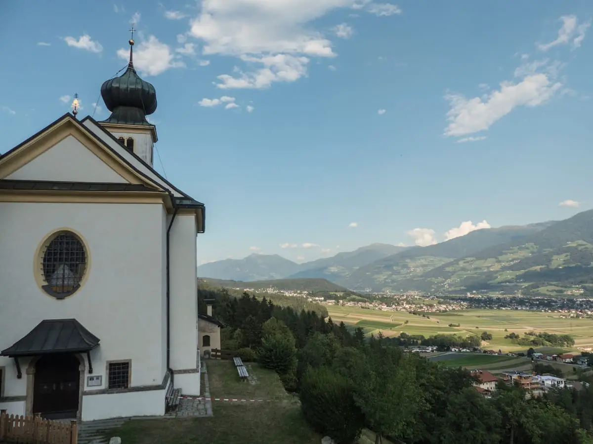 Wandern mit Kind zum Romedikirchlein bei Hall Tirol