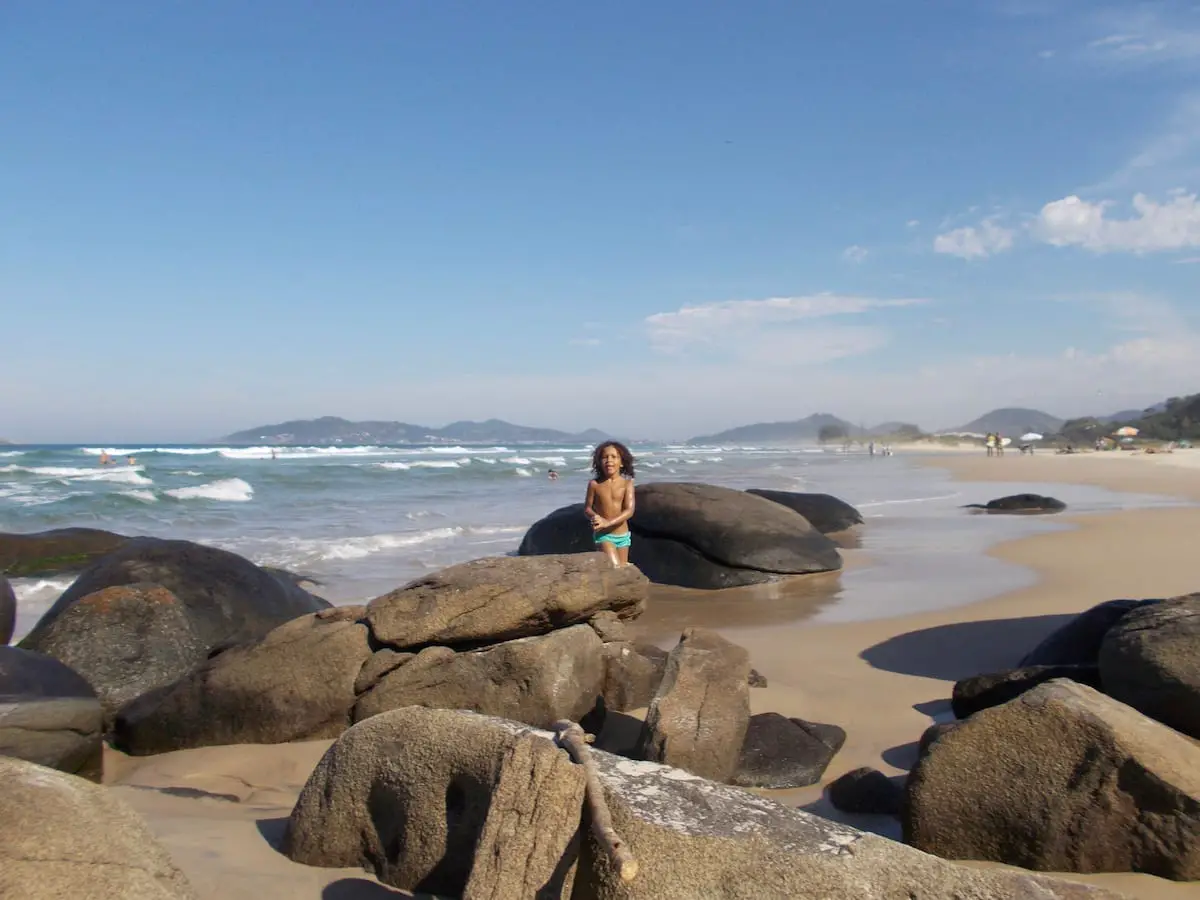 Wwoofing mit Kind allein am Strand in Brasilien