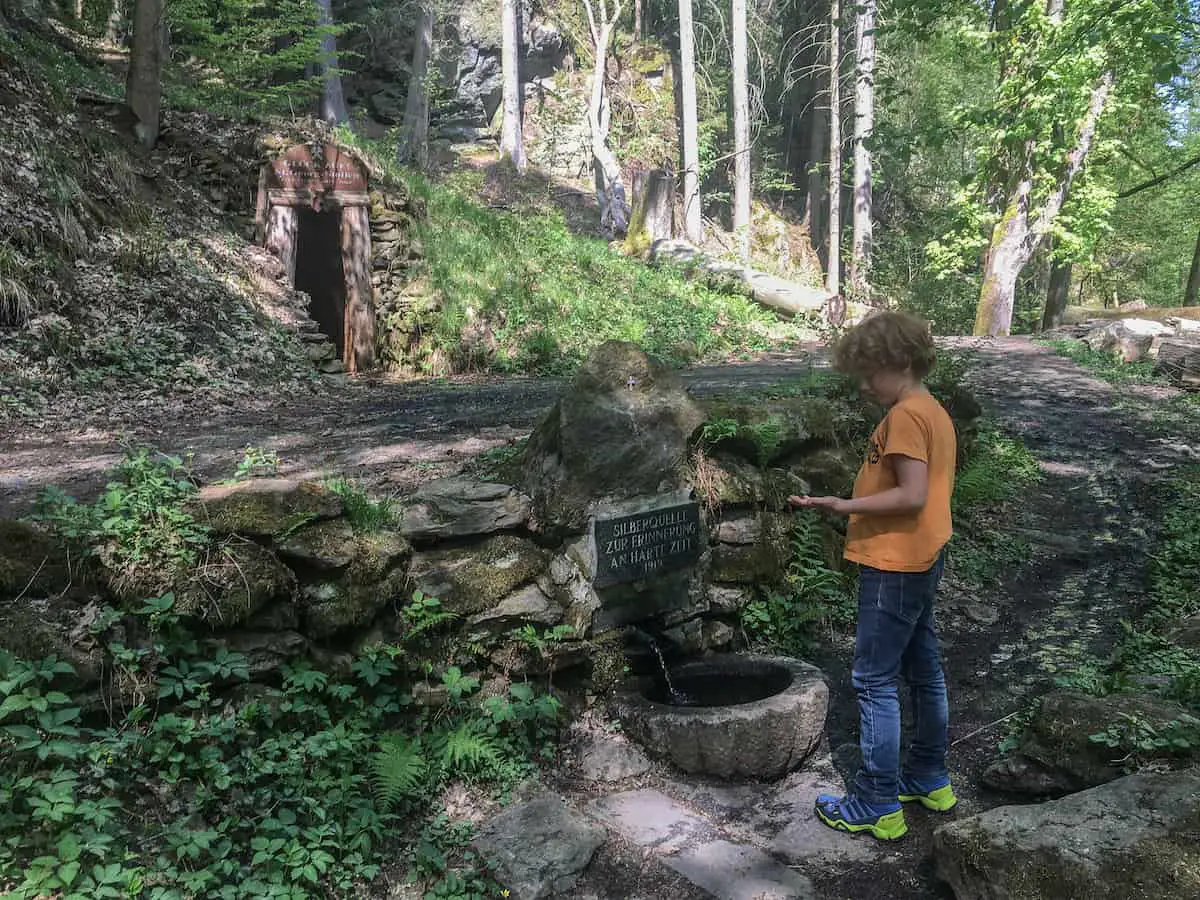 Ausflugsziel im Fichtelgebirge: Bergbaustollen und Quelle im Gsteinigt beim Wandern mit Kind