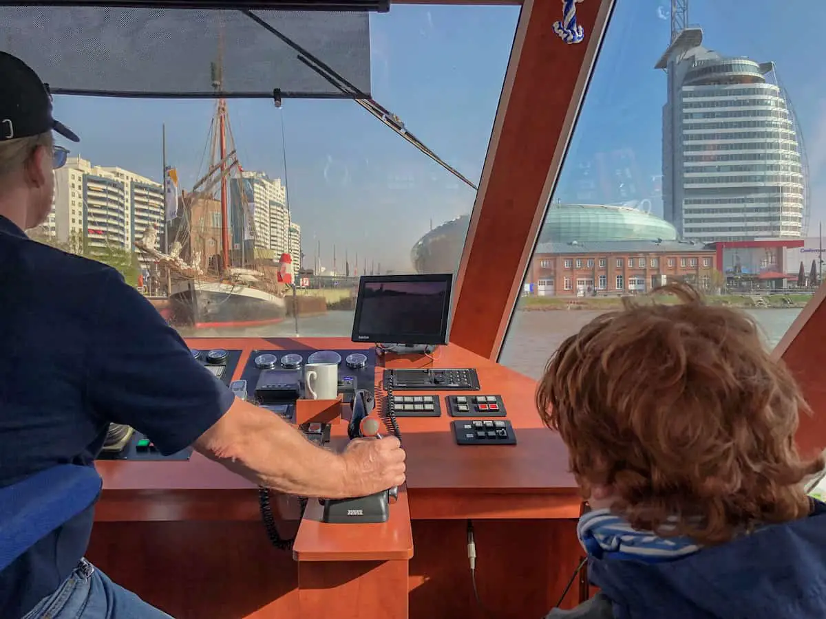 Hafenrundfahrt mit Schiff in Bremerhaven mit Kind