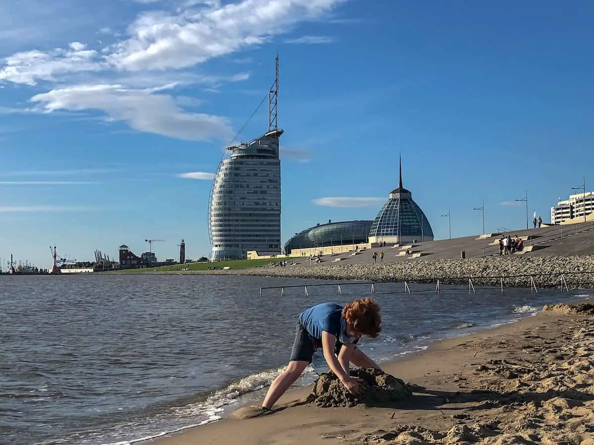 Weserstrand Bremerhaven mit Kind vor Havenwelten Skyline