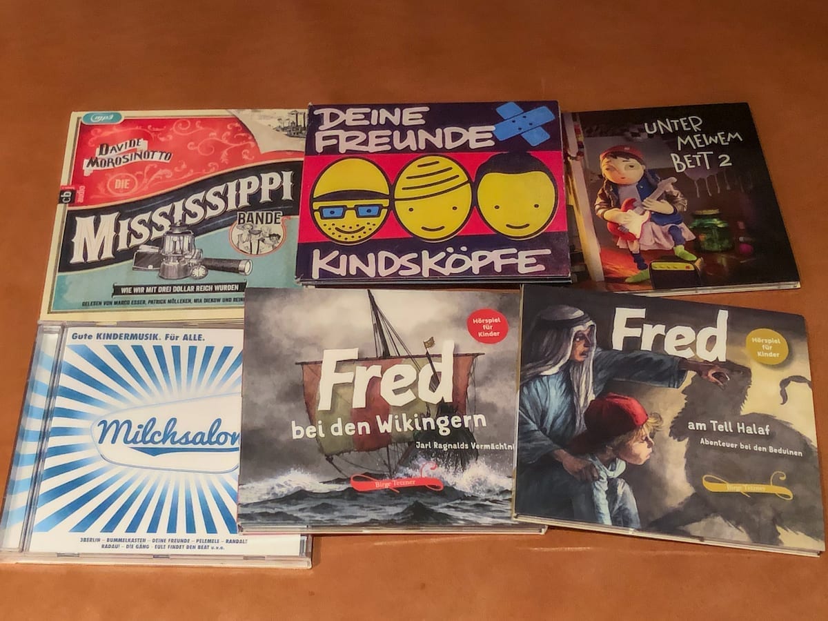 Hörspiele und Musik als Zeitvertreib beim Autofahren mit Kindern