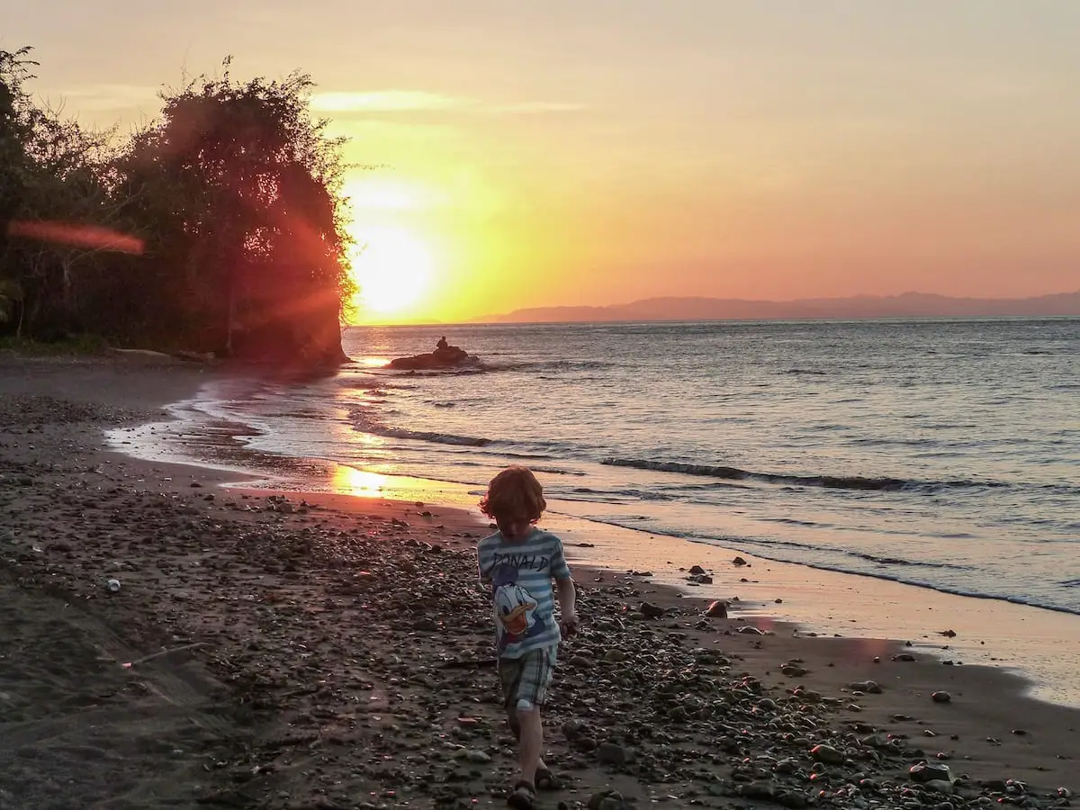 Kind am Strand in Costa Rica Sonnenuntergang