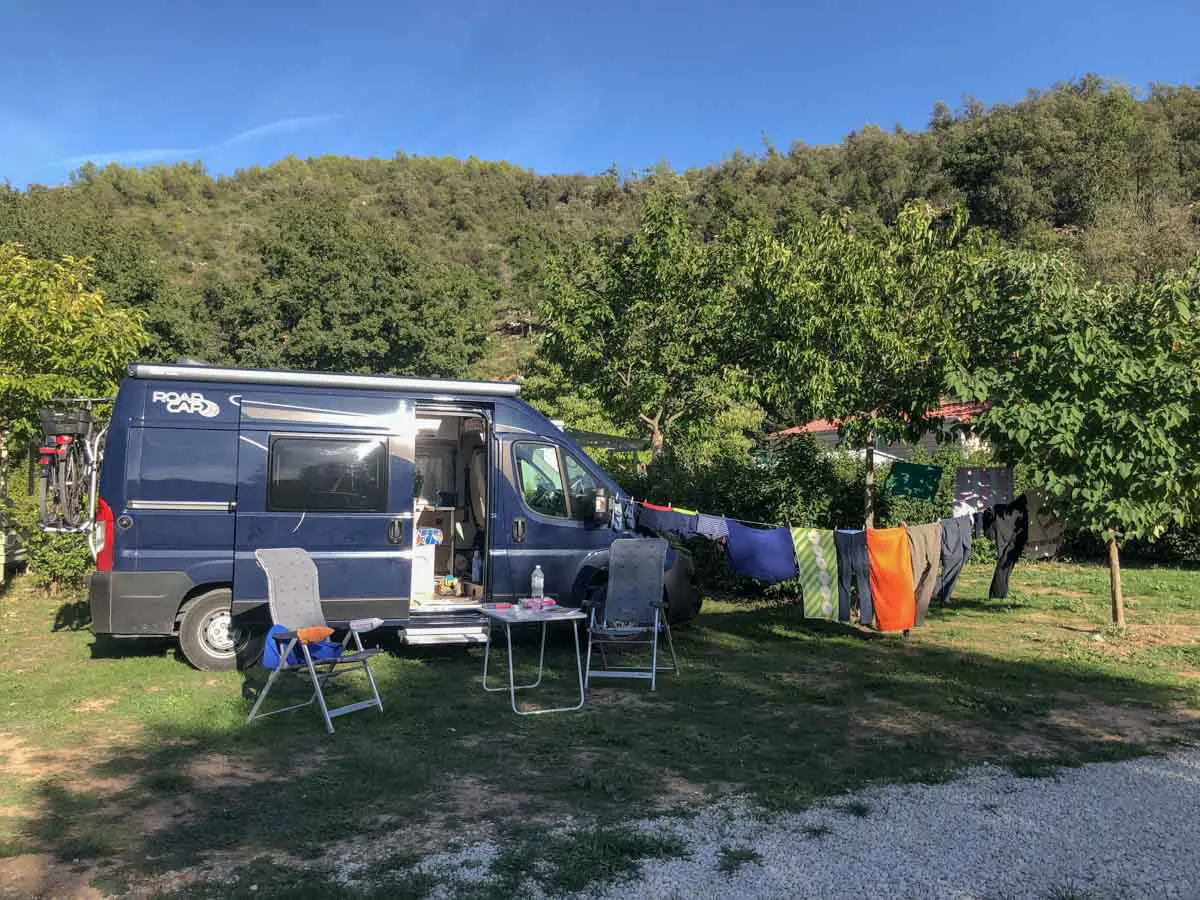 Waschen auf dem Camping in der Provence im Campervan