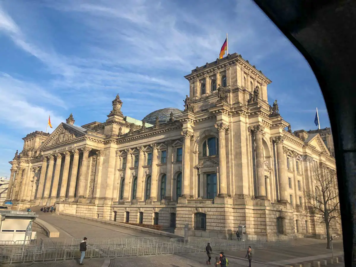 Blick auf den Reichstag aus dem Bus der Linie 100