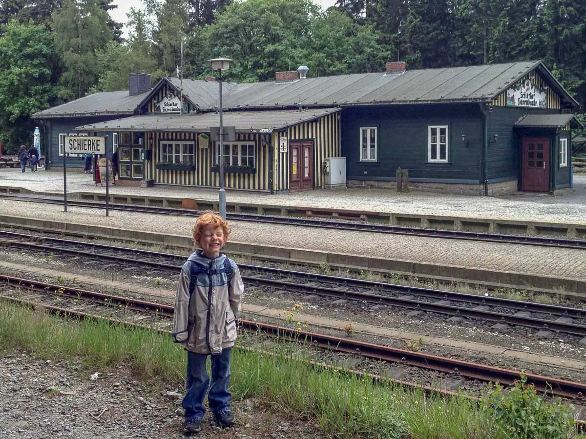 Harz mit Kleinkind am Bahnhof Schierke
