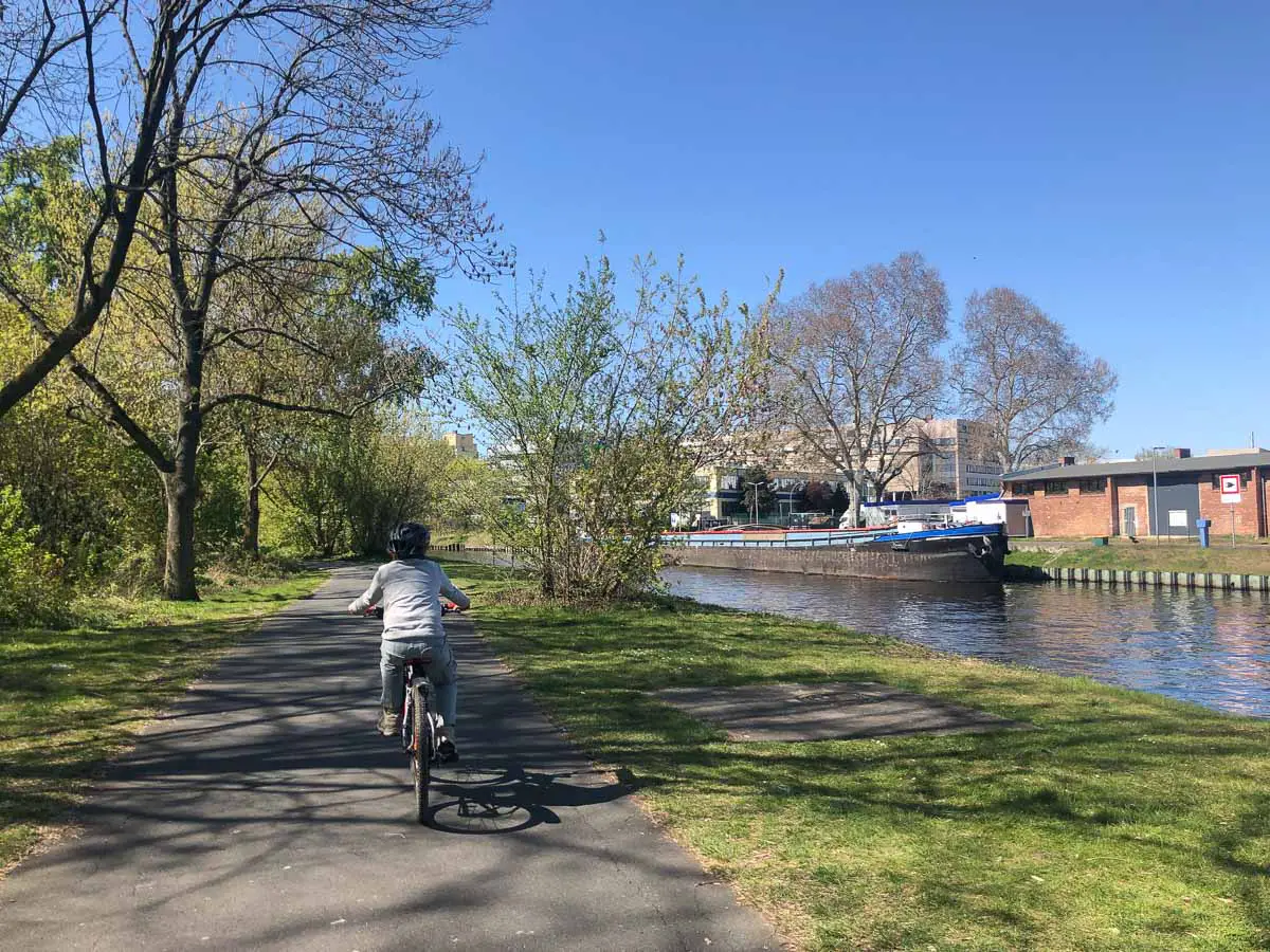 Auf dem Fahrrad mit Kind in Berlin am Wasser entlang
