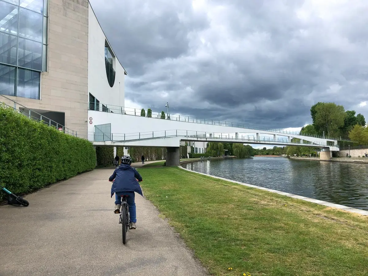Mit Kinder per Fahrrad durch Berlin - Spree-Radweg Bundeskanzleramt