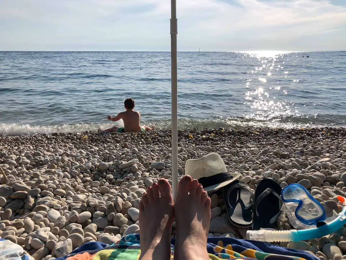 Kind am Strand auf der kroatischen Insel Cres