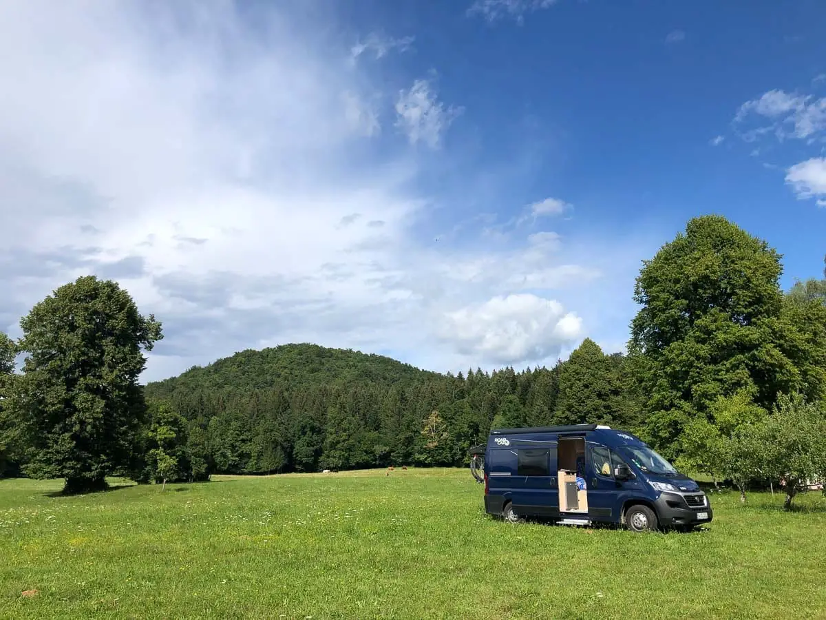 Balkan Roadtrip im Camper: Stellplatz auf dem Bauernhof in Slowenien auf der Wiese