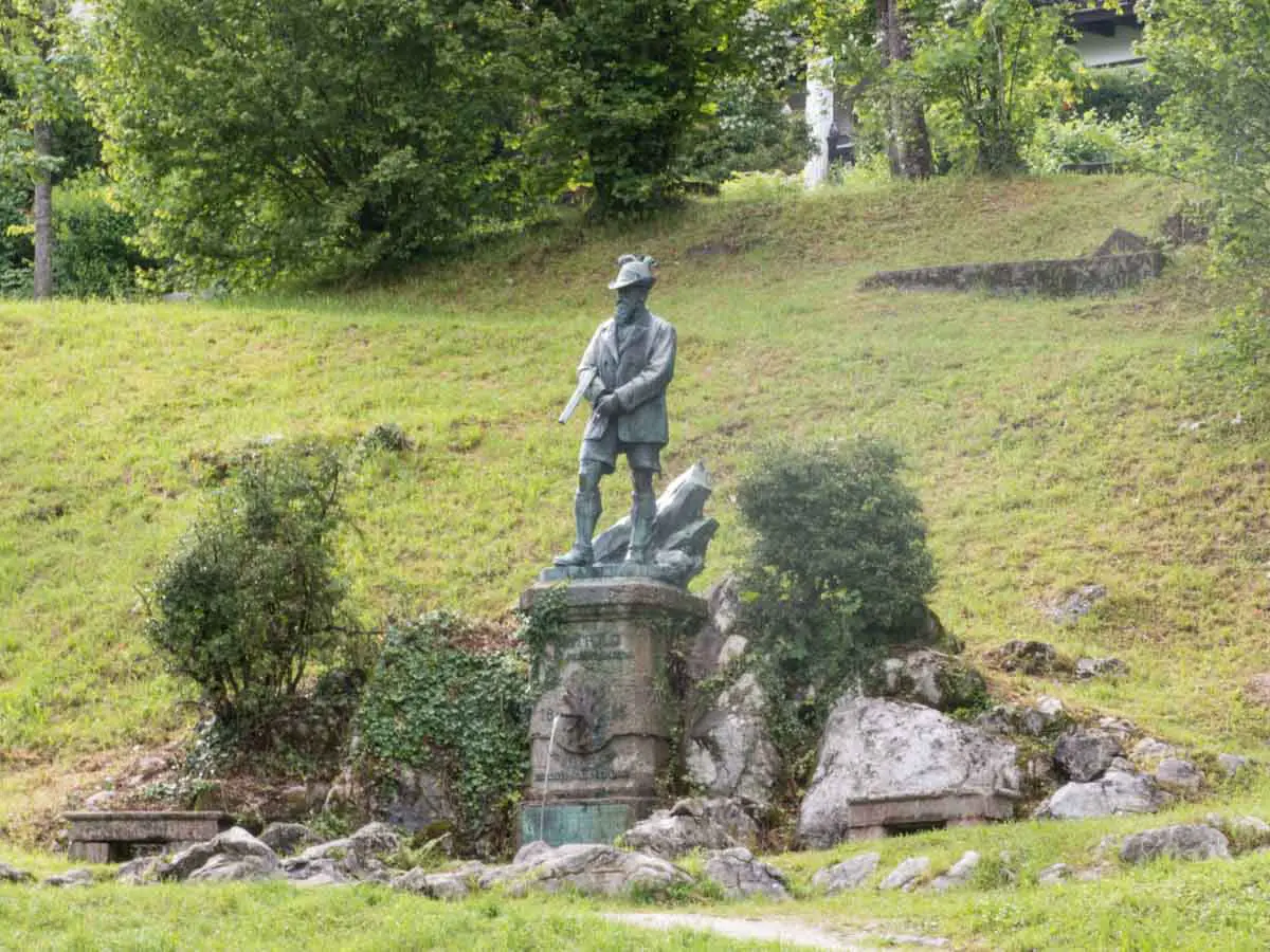 Berchtesgaden Sehenswürdigkeiten Jägerstatue im Park