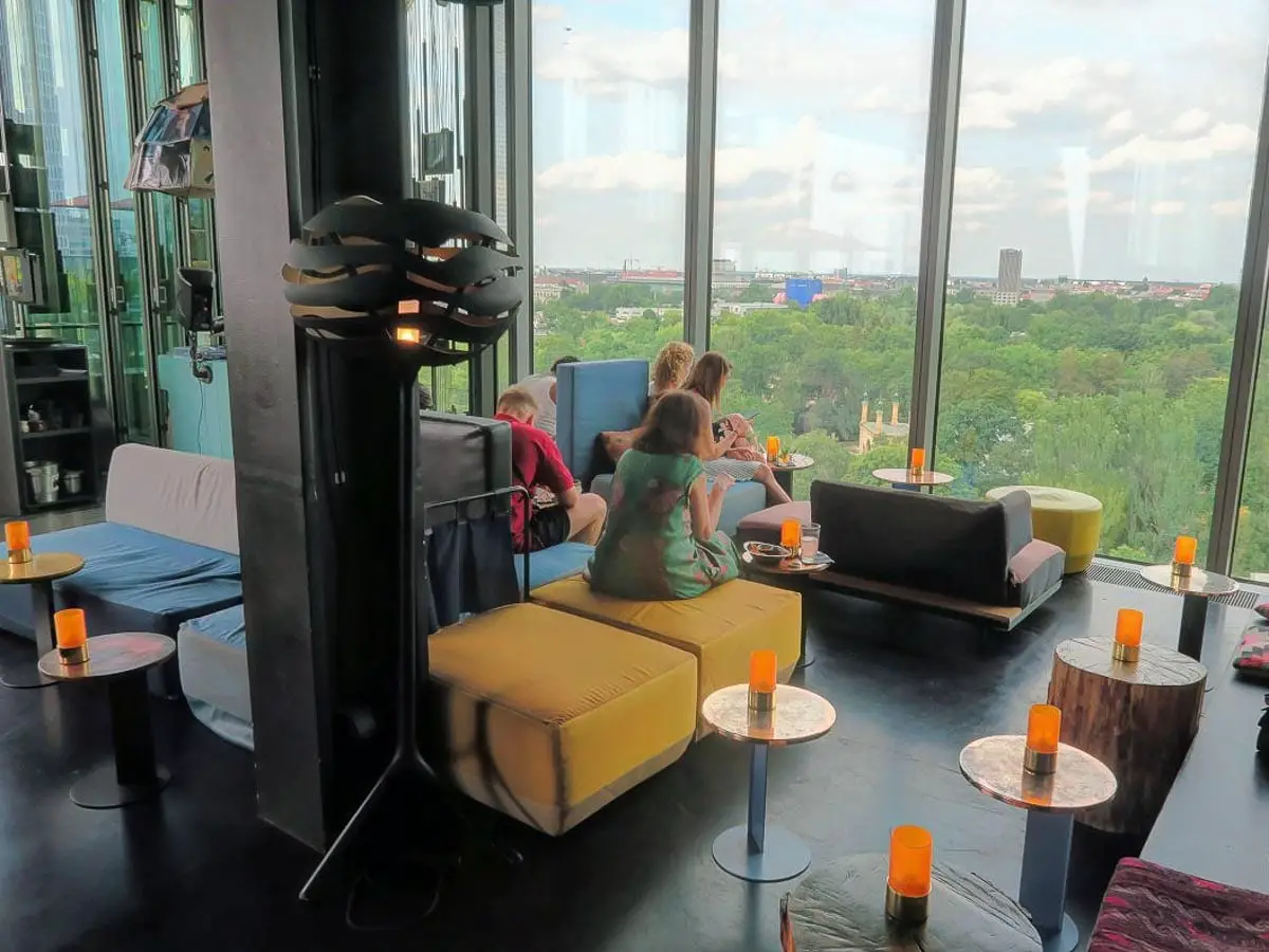 Coole Bar mit cooler Aussicht auf Berlin von oben: Monkey Bar